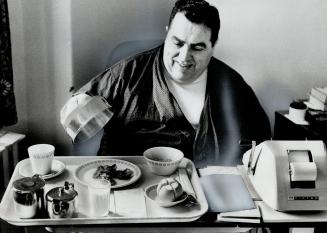 Totalling up the calories with an adding machine, Toronto Alderman Joseph Piccininni decides that, on his crash diet, breakfast is the high point of h(...)