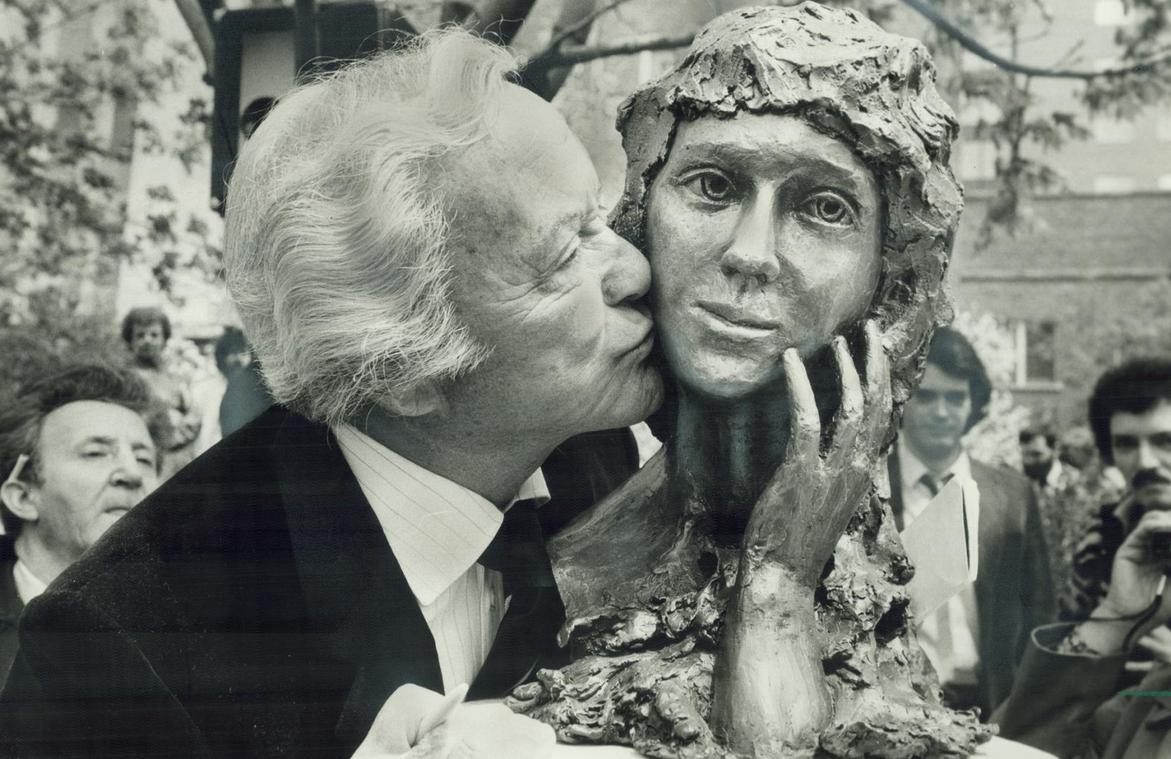 Pickford in bronze, Buddy Rogers, third and last husband of Mary Pickford, gives a peck on the cheek to a bronze sculpture of late film star. The bust(...)