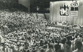 Catholic rally, A crowd of 8,000 gathered at Maple Leaf Gardens yesterday during a day-long rally that ended with a Mass celebrated by Emmett Cardinal(...)
