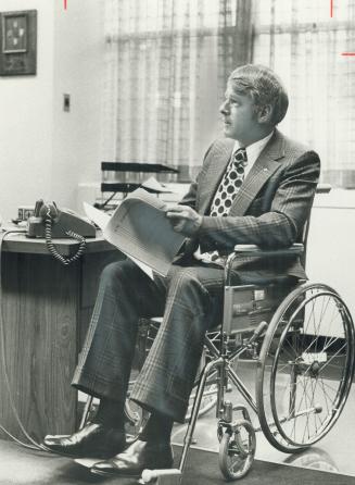 Mayor helps the disabled. Mayor James Potticary of Oshawa yesterday spent working day in a wheelchair to help emphasize problems facing physically dis(...)