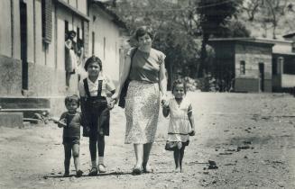 Togetherness, Foster parent Sheila Potwin in Casas Viejas, Guatermala, with left, Aura, 9, and Aura's brother Eric, 3, and sister Glendy, 6. Sheila is(...)