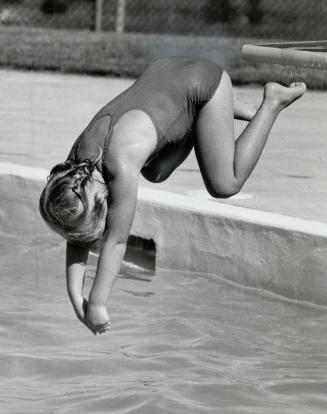 Here I come', The 3-year-old girl plummets from the diving board, left, after taking great care, right, to make sure her form is correct for the takeo(...)