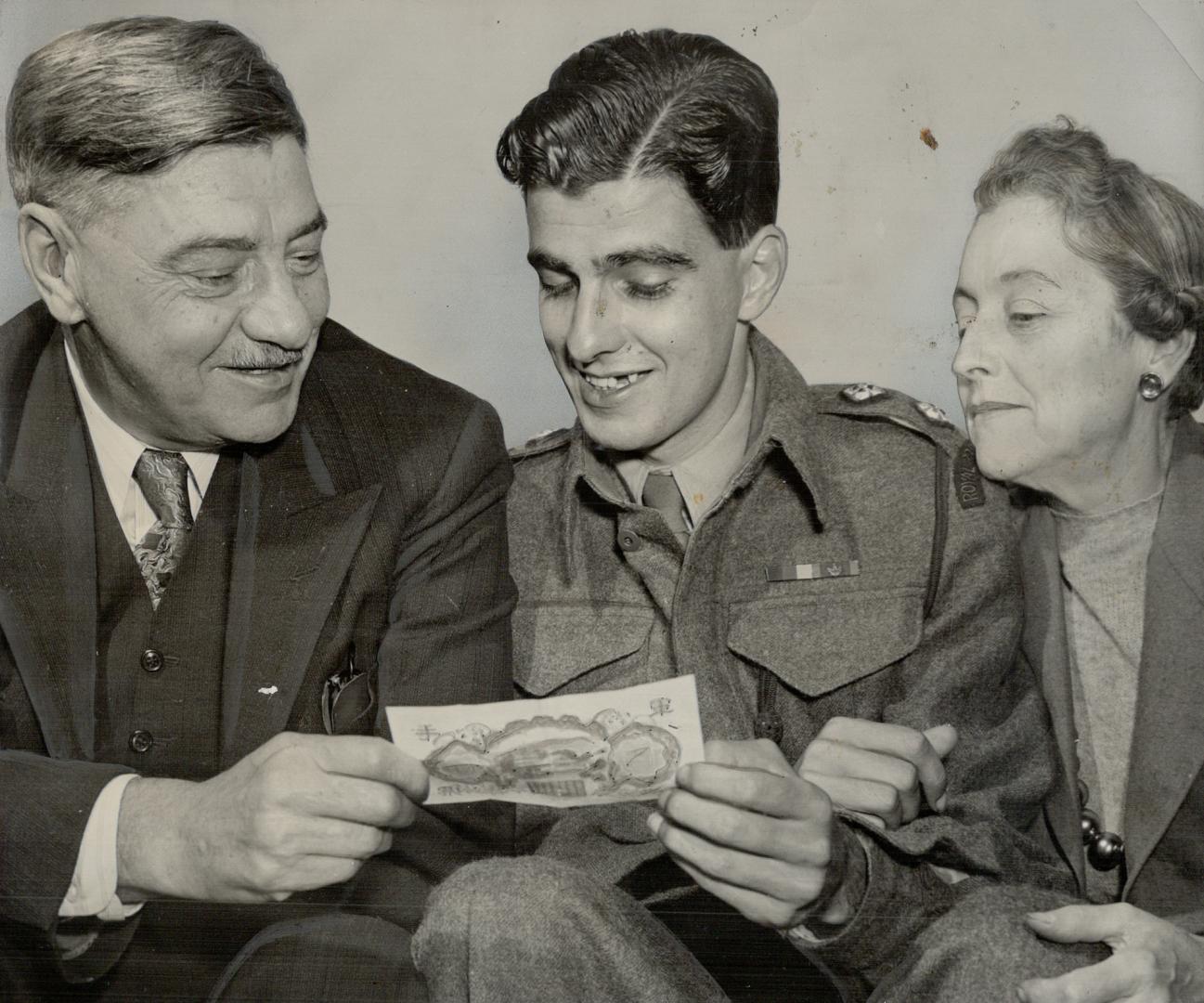 Lieut. Francis Power shows Japanese money he collected during five years imprisonment, to his father and mother, Maj. and Mrs. C. G. Power, who flew t(...)
