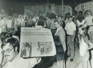 Mourners stayed all night outside Graceland Mansion in Memphis, Tenn