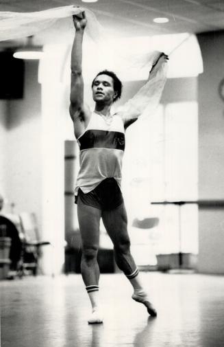Agony and ecstasy, National Ballet principal dancer Kevin Pugh endures painful exercises and rehearsals in his struggle to recover from a nagging foot(...)