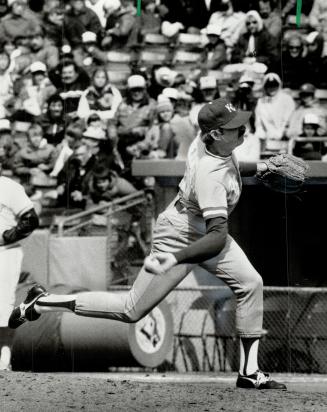 Now, that's strange, Dan Quisenberry's right arm appears double-jointed as he pitches to Blue Jays yesterday at Exhibition Stadium. He stopped Toronto(...)