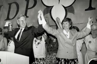 Show of support, Ontario New Democrat leader Bob Rae and shares centre stage yesterday with his federal counterpart, Audrey McLaughlin at a Toronto lu(...)