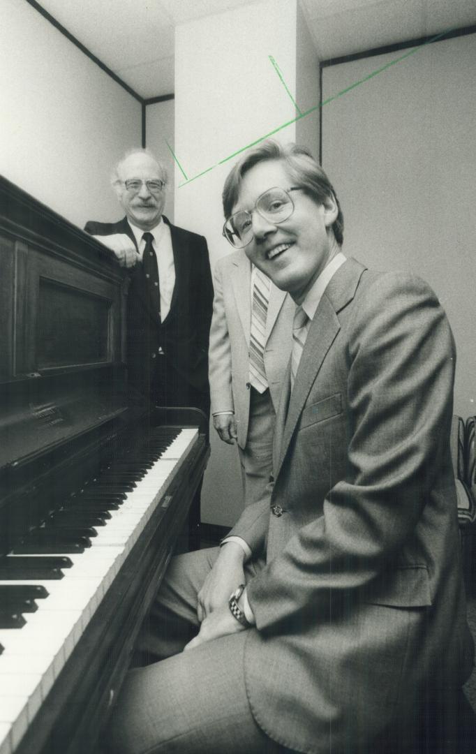 Piano is his forte. Showbiz is Ontario NDP Leader Bob Rae's second choice if politics ever palls. The pianist belted out first tune as a pro yesterday(...)