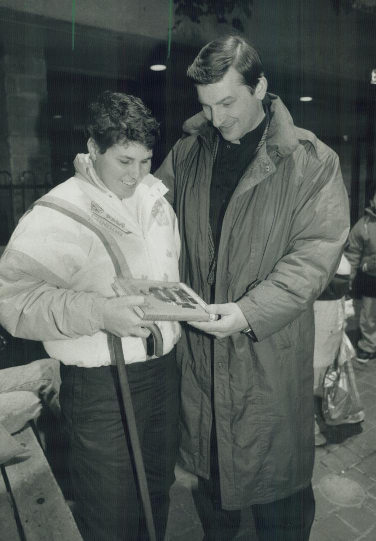 Visit from a master. Former Soviet goaltending great Vladislav Tretiak makes a special visit to meet with Canadian Women's team goalie Cathy Phillips,(...)