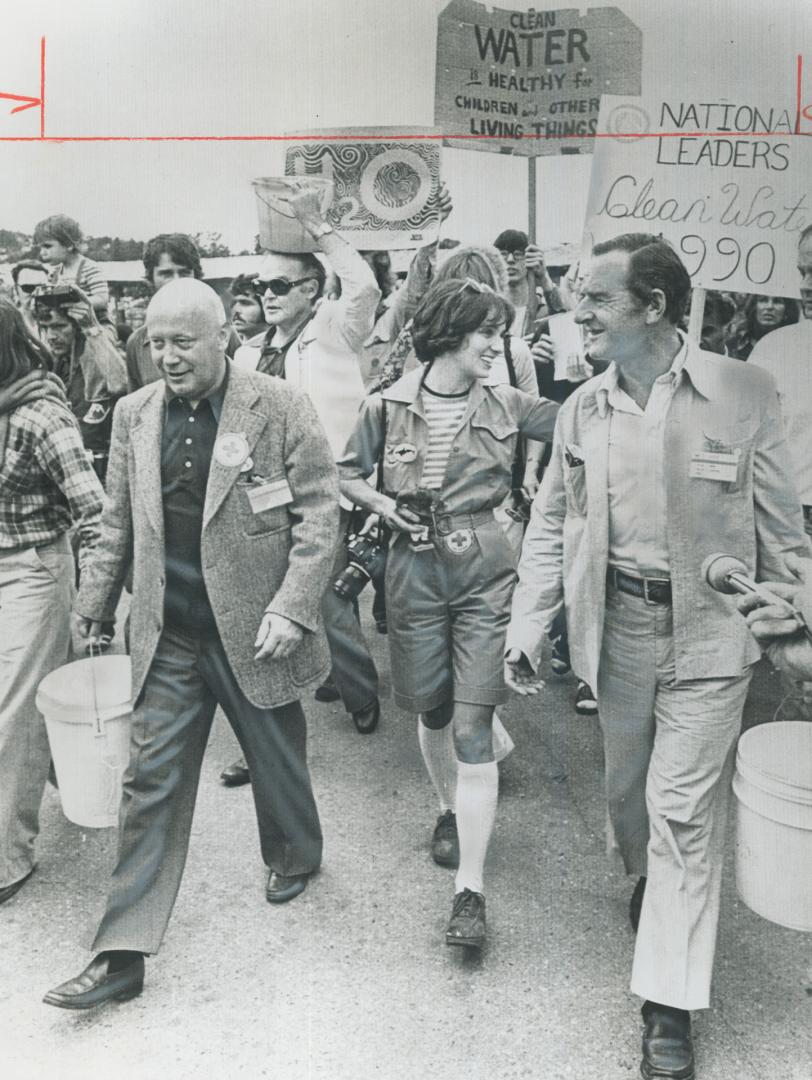 Carrying an Indian doll with a pouch of water on its back, Margaret Trudeau is escorted by Justice Minister Ron Basford (left) and Urban Affairs Minis(...)