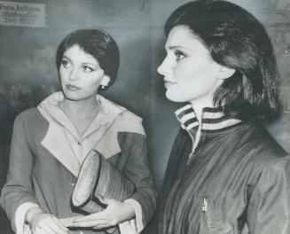 Fielding reporers' questions, Margaret Trudeau (right) leaves a New York photography studio accompanied by British actress Lesley Ann Down, who stars (...)