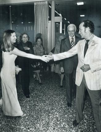 Prime minister Pierre Trudeau was greeted on arrival at Park Plaza Hotel in Toronto last night by some of the guests who happened to see his unobtrusi(...)
