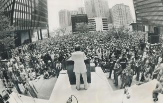 Several thousand downtown workers listen to Prime Minister Pierre Trudeau during a lunch-hour dress at the Toronto-Dominion Centre today. The friendly(...)