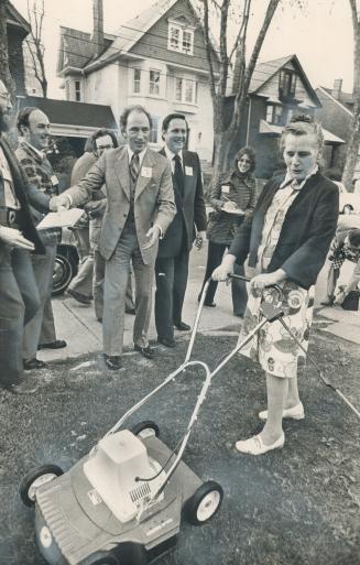 A little lawn-cutting advice is given by Prime Minister Pierre Trudeau to Gwen McSherry on Farnham Ave