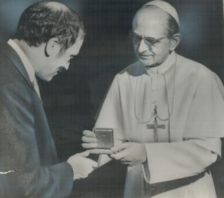A vatican medal is presented to Prime Minister Pierre Elliott Trudeau by Pope Paul VI during the 40-minute private audience the pontiff granted him to(...)