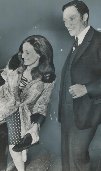 Playing the dating game for the second time since his arrival in London for the Commonwealth Conference, Prime Minister Pierre Trudeau escorts auburn-(...)