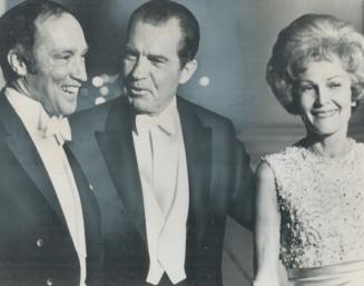 Guest for dinner: President and Mrs. Richard Nixon greet Prime Minister Pierre Elliott Trudeau at the North protico of the White House last night for (...)
