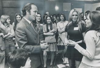Prime Minister Pierre Trudeau chats with Margaret Swainen, a Montreal student, and Bonnie Mewdell (right), a Carleton University student from Saskatch(...)