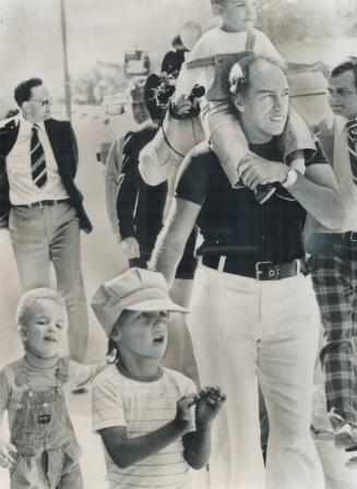 A dad strolling with his kids doesn't normally draw much attention - except when it's Prime Minister Pierre Trudeau and sons Sacha, 4 (left), Justin, (...)