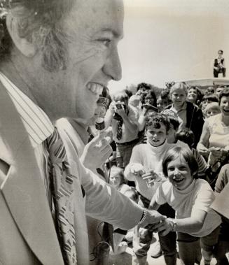 They cheered and clapped, and youngsters reached to shake his hand when Prime Minister Pierre Trudeau arrived in Oakville today during his two-day tou(...)