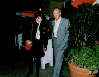 Dinning companions. Former prime minister Pierre Trudeau renewed aquaintances with actress-director Margot Kidder last night. The pair left a Bay St. (...)