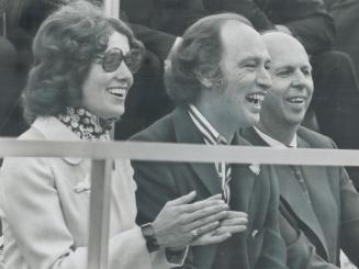 Watching the Aquabatics of a pair of killer whales at opening of new whale pool in Vancouver's Stanley Park, Prime Minister Pierre Trudeau (centre) la(...)