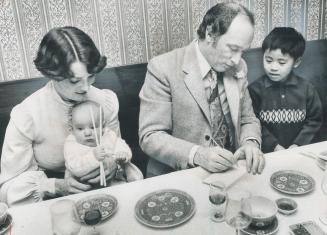 Even Sacha used chopsticks. Playing with chopsticks, 3-month-old Sacha Trudeau sits on his mother's lap in the Moon Wah restaurant on Dundas St. last (...)