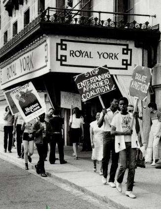 Singer draws protest: Demonstrators outside the Royal York last night were protesting the appearance there of Tina Turner, who performed in South Africa in 1980