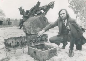 His rusting masterpiece will be entitled Je me souviens - meaning I remember - sculptor Armand Vaillancourt said yesterday as he stood among the piece(...)