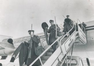 Comrades in arms from Governor-General George Vanier's old regiment -- Quebec's famed fighting Van Doos -- are shown as they arrived in Ottawa yesterd(...)