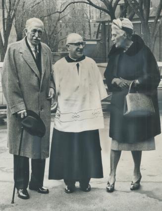 Vaniers visit Toronto. Governor-General George Vanier and his wife chat with Rev. J.A. Donlon afternoon-day mass yesterday at St. Basil's Church. The (...)