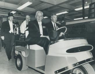 Governor General 'A la cart'. Governor-General George Vanier rides in a golf cart as he leaves the Royal Winter Fair's international horse-jumping com(...)