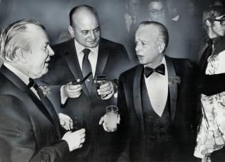 Honored for 20 years of service in public life, James Walker (right), Liberal MP for York Centre, talks with former Prime Minister Lester Pearson (lef(...)
