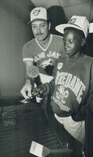 Hamburgers for research. Blue Jays pitcher Duane Ward and Omar Marshall, 17. of Oakville, practise flipping hamburgers at SkyDome for Saturday's Chari(...)