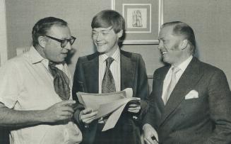 Talking over the script of the movie Young Winston, producer-writer Carl Foreman (left), actor Simon Ward (Young Winston) and director Richard Attenbo(...)