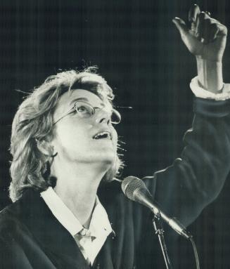 Leonard is coming.: American singer Jennifer Warnes points into the sunset in a playful moment of homage to Canadian poet or lyricst Leonard Cohen, wh(...)