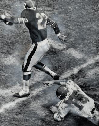Missed him! Calgary Stampeders' Larry Robinson fails to catch Ottawa's Vic Washington who scored as Ottawa won 1968 game, 24-21. It was the same Robin(...)