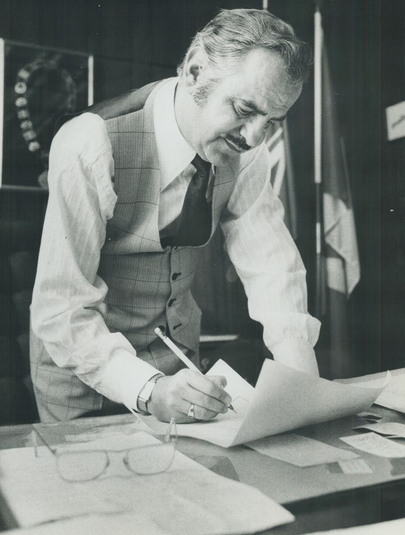 Philip White(...)