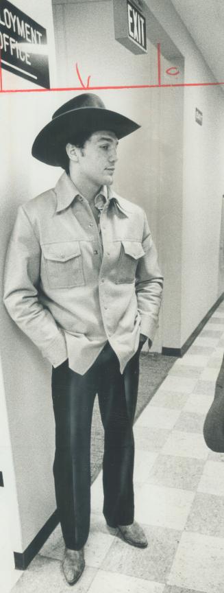 Waiting to be fingerprinted, Maple Leafs left-winger Dave (Tiger) Williams relaxes today in hallway at Metro Police headquartes. He is charged with as(...)