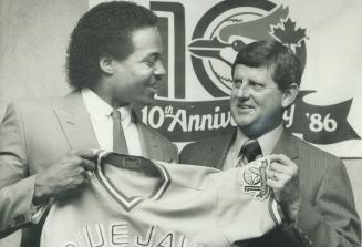 Getting ready for No. 10: Outfielder Jesse Barfield of the Blue Jays, left, and manager Jimy Williams seemed pleased with the 10th anniversary patch o(...)