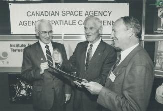 Dust busters. William Winegard (centre), Federal Science Minister, and York University scientists Larkin Kerwin (left) and Gordon Shephard announce a (...)