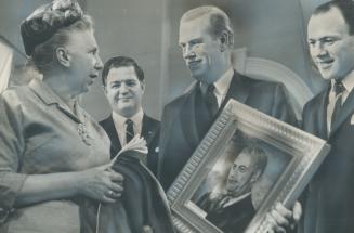 Expressive, weatherbeaten pace of Trade Minister Robert Winters inspired Gertrude Irish (left), of Etobicoke, to paint his portrait, and last night sh(...)