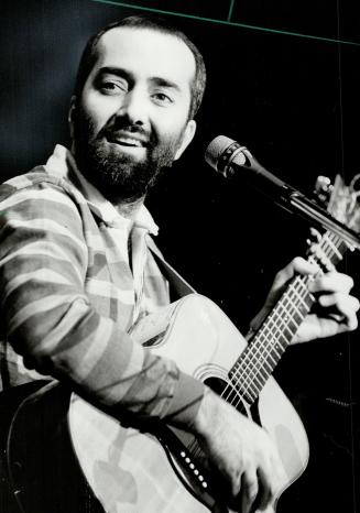 Raffi Troubadour soothed and stroked enthusiastic audience of kids and parents