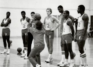 Learning a few pointers. Canadian basketball star Leo Rautins (centre) and other members of the Atlanta Hawks watch as one the team's coaches displays(...)