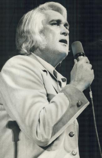 Best male country singer this year, Charlie Rich last night captivated 12,000 fans at CNE Grandstand with heart-wrenching love ballads. But Star write(...)