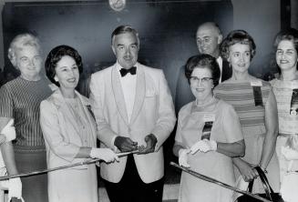 Dinner-Jacketed Premier John Robarts turned up at the secretaries' convention last night to cut a ribbon opening special exhibit. This week's conventi(...)