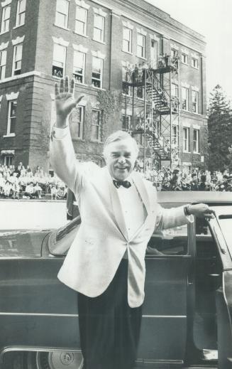 Former Premier John Robarts waves on arrival at the opening night of the 1973 Stratford Shakespearean Festival last night. Across the drive, spectator(...)