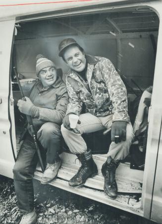 Ernest Borgnine (left) and Cliff Robertson relaxing on Kleinburg set of their new movie, Shoot, argued amiably about who has the least handsome face and who had been in worst stinker of a movie