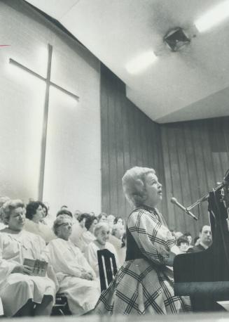 Dale Evans, once queen of the west, now spreads Gospel