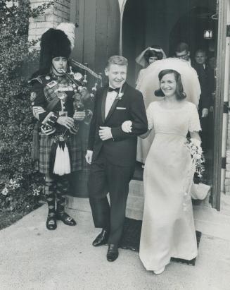 Pipes announce newlyweds. Being piped out of St. John Anglican Church, York Mills, Saturday afternoon were Mr. and Mrs. Peter Barry Shone. The bride i(...)